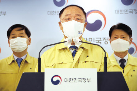 홍남기 국무총리 직무대행이 26일 오전 정부서울청사에서 코로나19 백신과 관련한 대국민 담화를 발표하고 있다. [연합]