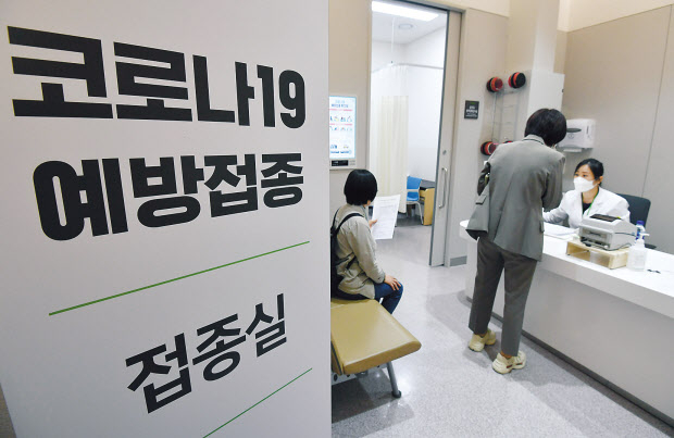 지난 19일 오후 서울 강서구 부민병원에서 항공사 승무원들이 아스트라제네카(AZ)의 신종 코로나바이러스 감염증(코로나19) 백신을 접종받기 위해 대기하고 있다. [연합]