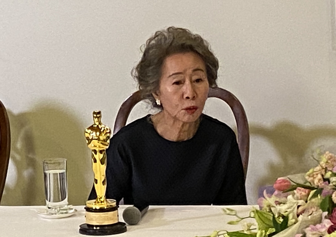 한국 배우 최초로 아카데미 여우조연상을 받은 배우 윤여정이 25일(현지시간) 오스카상 시상식이 끝난 뒤 주로스앤젤레스(LA) 총영사관에서 특파원단과 기자 간담회를 하고 있다. [연합]