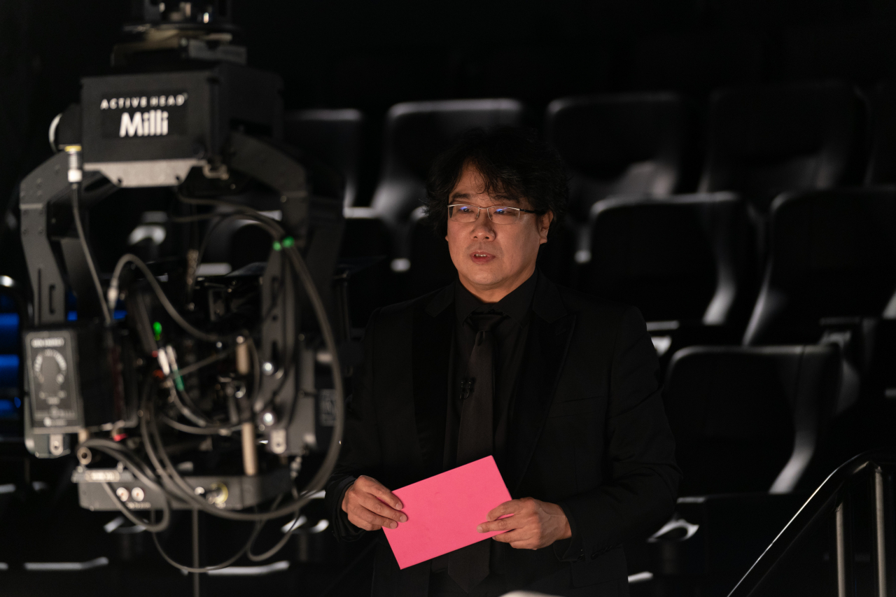 서울 ‘돌비 시네마’에서 아카데미 감독상 시상을 하고 있는 봉준호 감독 [영화예술과학아카데미(AMPAS) 제공]