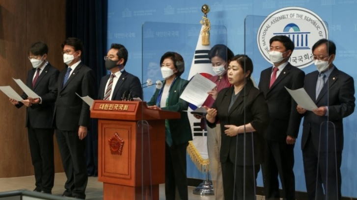 더불어민주당 초선의원들이 27일 국회 소통관에서 코로나19 손실보상 관련 기자회견을 하고 있다. [이상섭 기자]