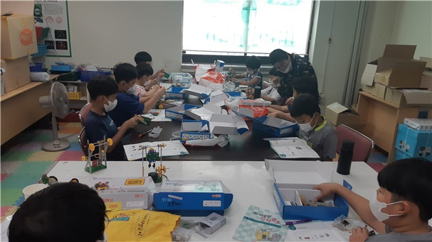 전남대 생활과학교실 ‘2021 학교 밖 생활과학교실’ 수업이 진행되고 있다.
