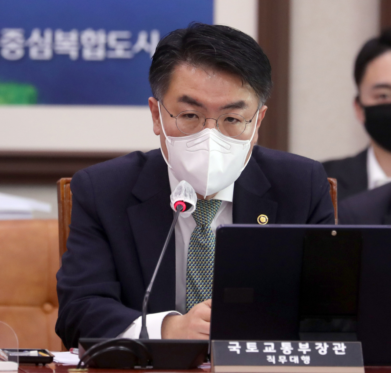 윤성원 국토교통부 장관 직무대행이 27일 서울 여의도 국회에서 열린 국토교통위원회 전체회의에 출석, 의원들의 질의에 답하고 있다. [연합뉴스]