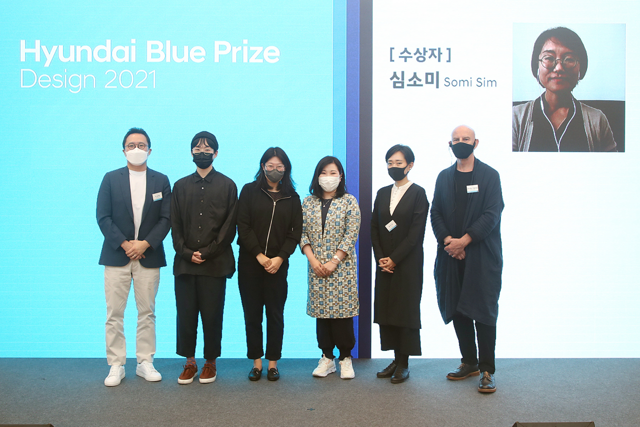 (오른쪽 상단 화면부터) 최종 수상자인 심소미 큐레이터와 파이널리스트인 다니엘 카펠리옹, 장지우, 조주리, 이푸로니, 윤율리 큐레이터, 현대차 지성원 상무가 시상식 후 기념사진을 촬영하고 있다. [현대차 제공]