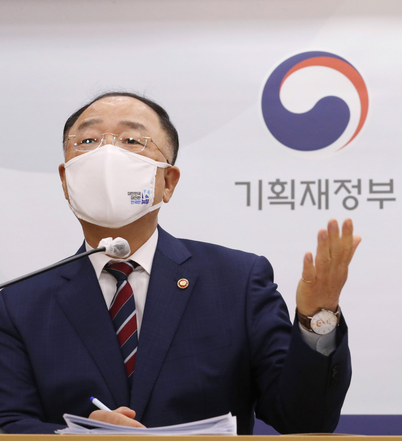 홍남기 국무총리 직무대행이 27일 오후 세종시 정부세종청사에서 열린 기자간담회에서 1/4분기 국내총생산(GDP) 및 경기상황, 부동산 정책, 코로나 방역 관련, 총리 직무대행의 소임과 평가 등과 관련해 발언하고 있다. [연합]