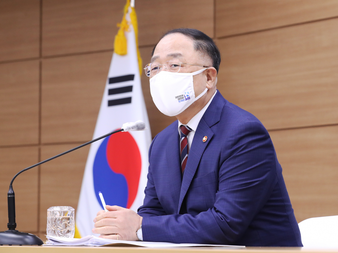[사진=홍남기 국무총리 직무대행이 27일 기자간담회에서 가상자산에 대해 발언하고 있다. 연합]