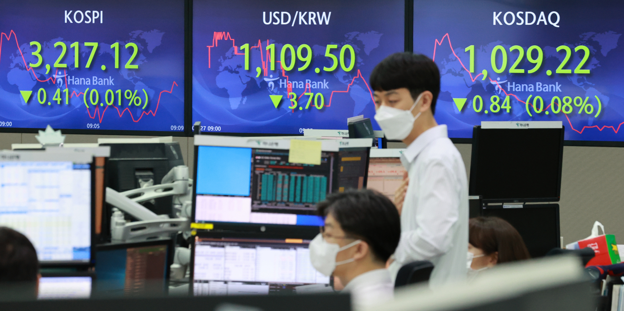 27일 서울 중구 을지로 하나은행 본점 딜링룸 현황판에 코스피, 원달러 환율, 코스닥 지수가 표시되고 있다. [연합]