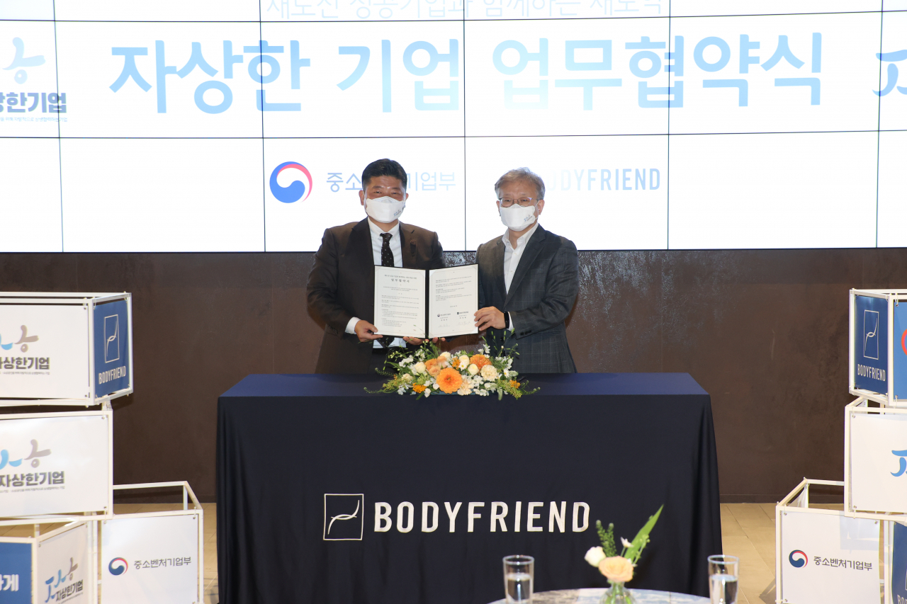 권칠승 중소벤처기업부 장관(오른쪽)과 박상현 바디프랜드 대표가 27일 서울 바디프랜드 도곡타워에서 열린 자상한기업 협약식에서 포즈를 취하고 있다.[중소벤처기업부 제공]
