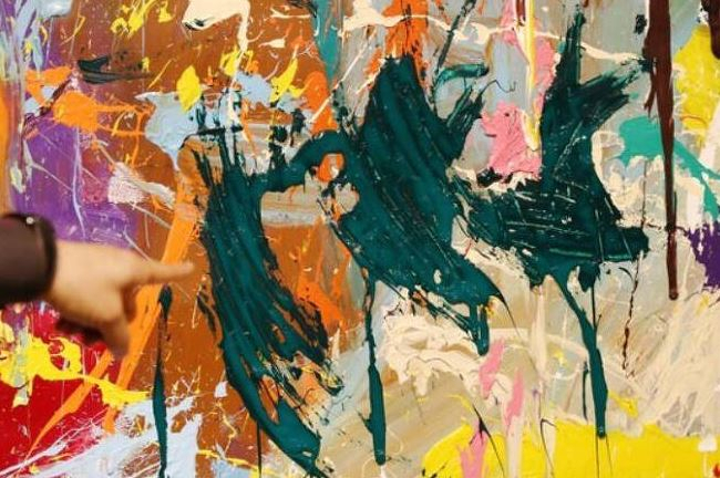 지난달 28일 오후 서울 송파구 롯데월드타워몰 지하에서 열린 ‘스트리트 노이즈(STREET NOISE)’ 전시회에 전시 중인 존원의 작품을 관람객이 훼손하는 일이 발생했다. 훼손된 해당 작품. [연합]
