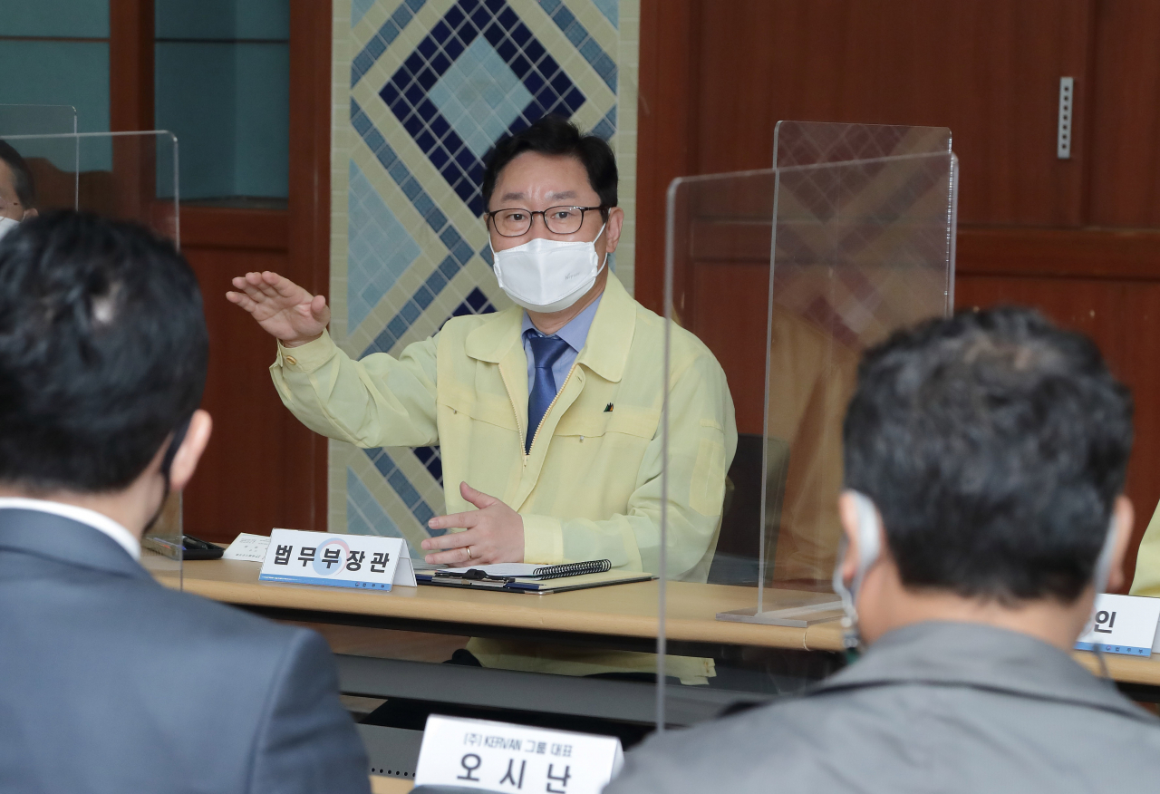 박범계 법무부장관이 27일 서울 이태원 지역 상인들과의 간담회에서 발언하고 있다. [사진=법무부 제공]