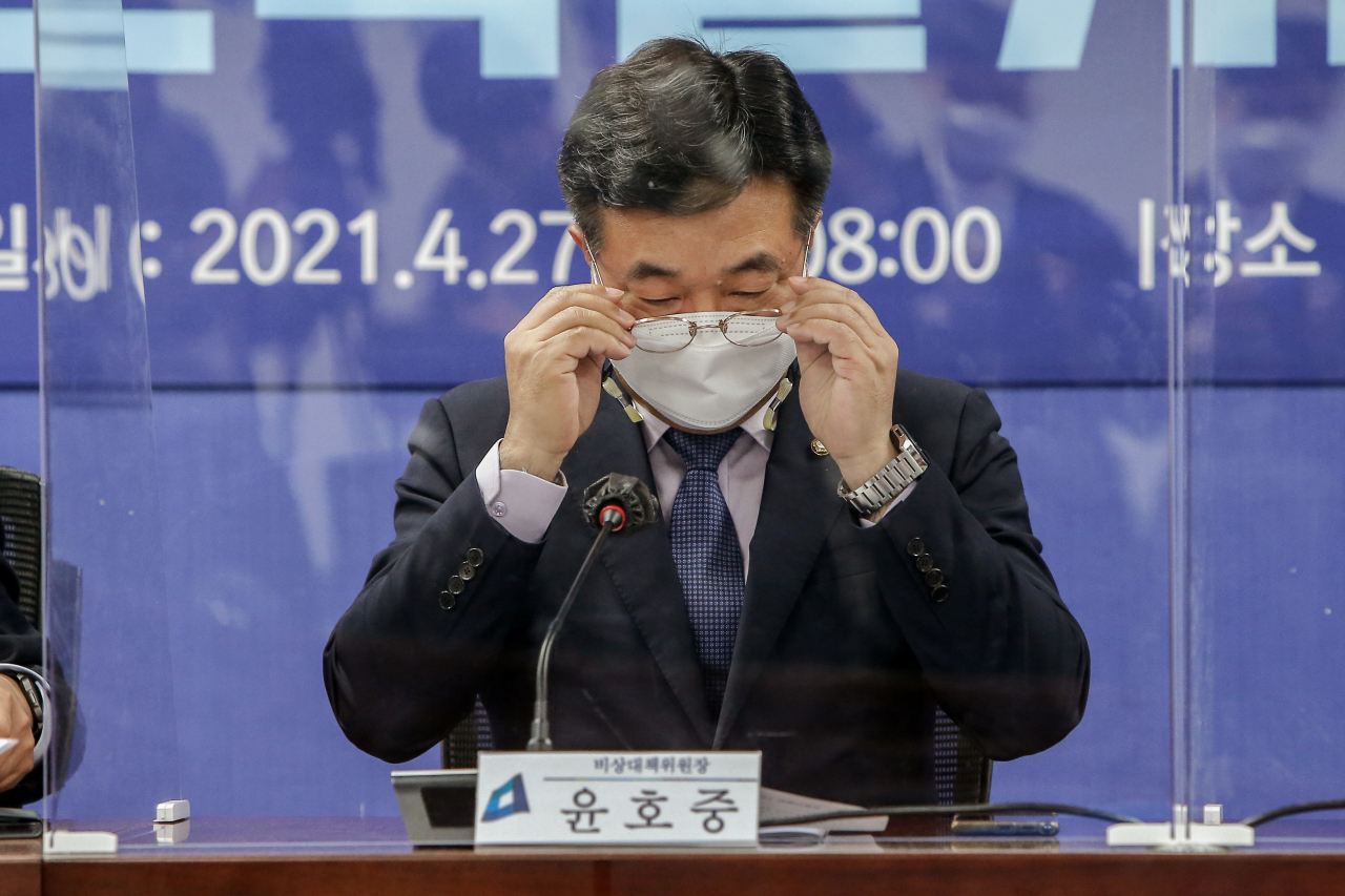 27일 국회 의원회관에서 열린 더불어민주당 부동산특별위원회 1차 회의에서 윤호중 비상대책위원장이 안경을 고쳐쓰고 있다. 이상섭 기자