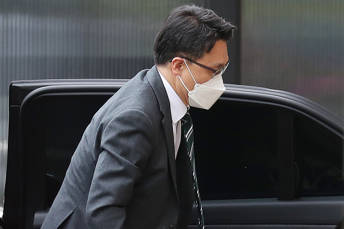 김진욱 고위공직자범죄수사처장이 27일 오전 경기 과천시 정부과천청사 공수처로 출근하고 있다. [연합]