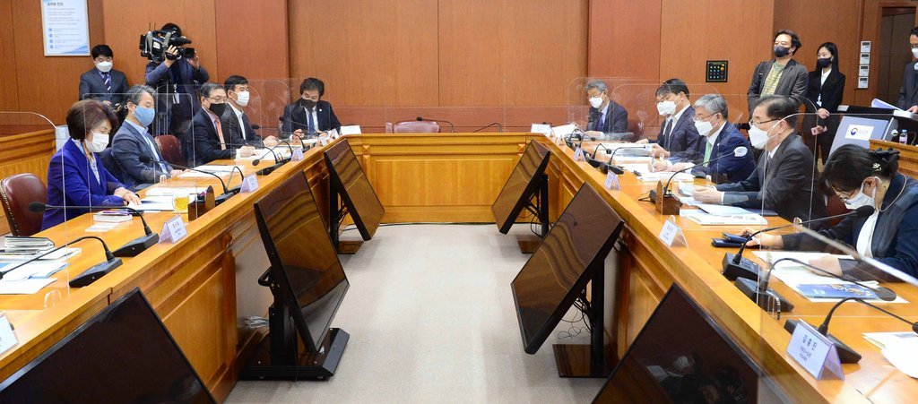 In this March 10, 2021, file photo provided by the foreign ministry, officials from related ministries and agencies hold a preparatory meeting for the Partnering for Green Growth and the Global Goals summit at the foreign ministry in Seoul. (Yonhap)