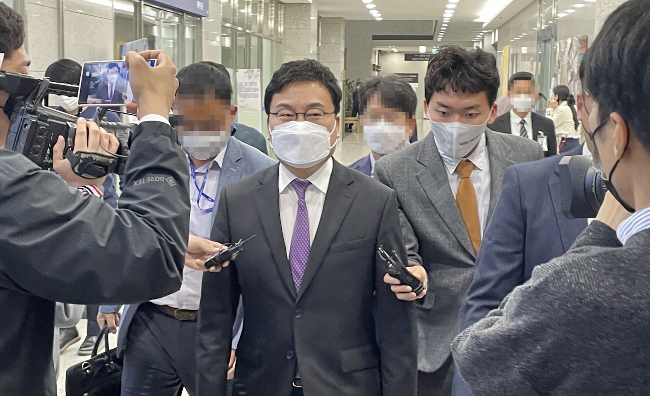 무소속 이상직 의원(전북 전주을)이 27일 오후 영장심사를 마치고 법원을 빠져나가고 있다. [연합]