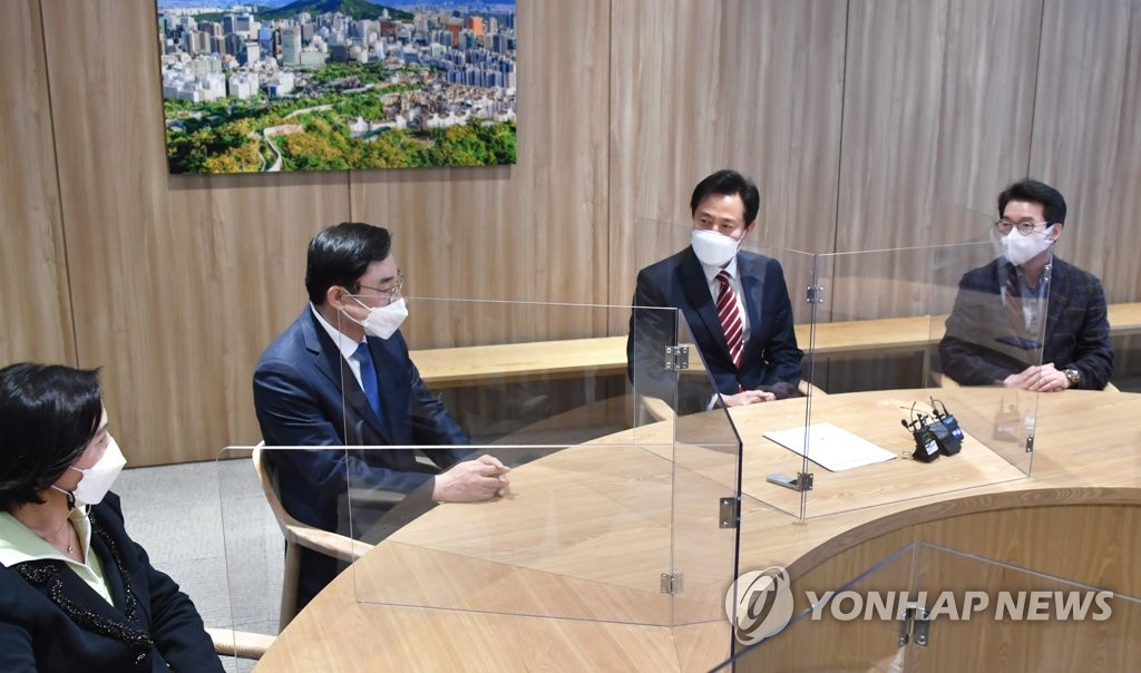 오세훈 서울시장이 지난 14일 오후 시청 집무실에서 서울시구청장협의회 임원들을 만나고 있다.