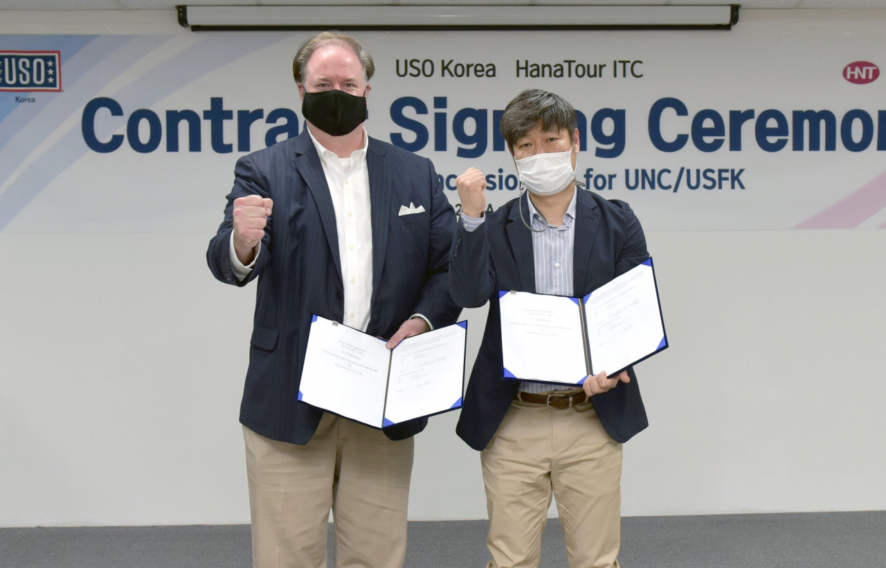 하나투어 ITC 이제우 대표이사(사진 오른쪽)와 USO Korea 더글러스 볼탁(사진 왼쪽) 지사장이 26일 서울 종로구 하나투어 본사에서 열린 계약식에서 계약 서명을 마친 뒤 기념촬영하고 있다.