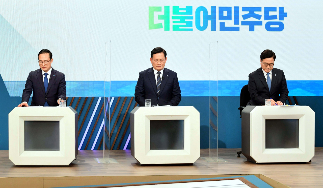 더불어민주당 당대표 경선에 출마한 홍영표(왼쪽부터)·송영길·우원식 후보가 지난 27일 서울 여의도 KBS에서 더불어민주당 당대표 후보자 토론회를 준비하고 있다. [연합]
