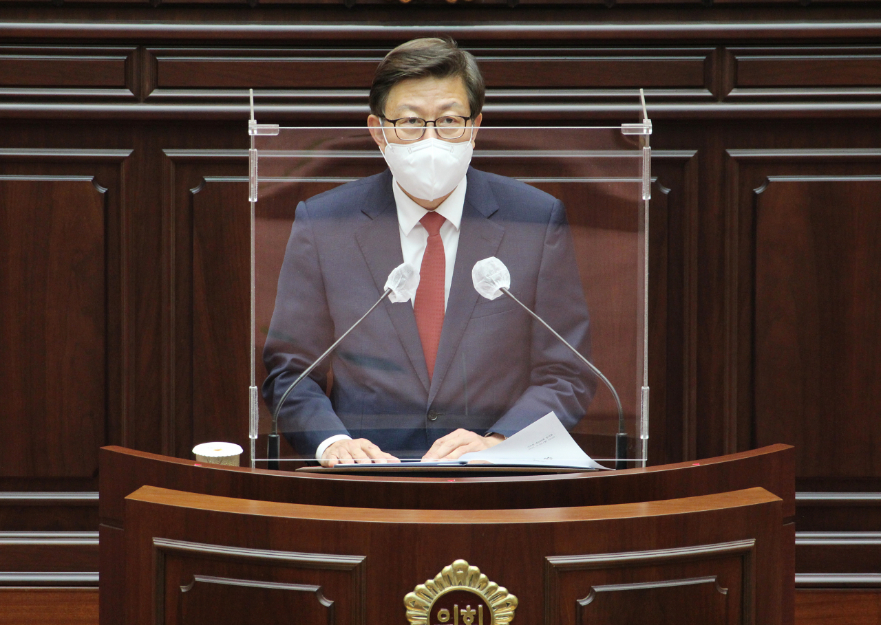 박형준 부산시장이 26일 부산시의회 본회의장에서 개회한 제296회 임시회에서 인사말을 하고 있다. 296회 임시회는 4·7 부산시장 보궐선거 이후 부산시의회 첫 회기다. [연합]