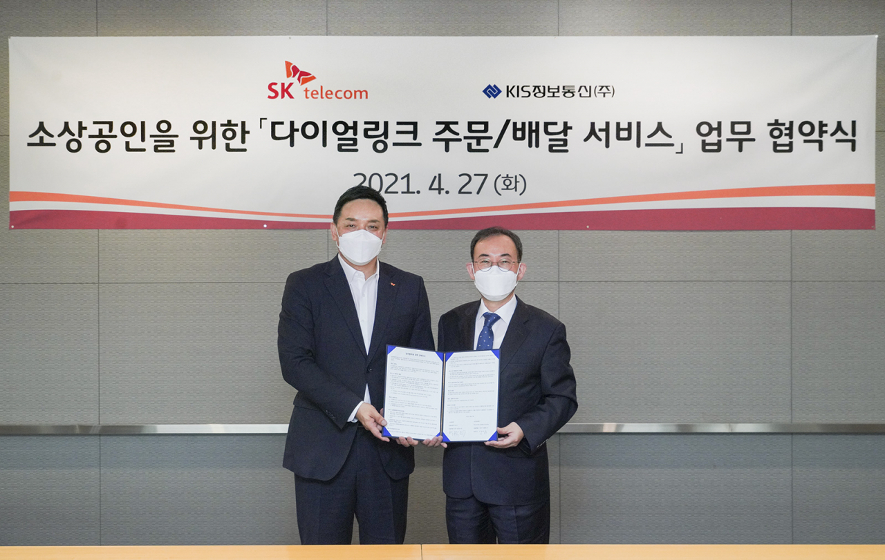 이용익(왼쪽) SK텔레콤 Cloud 사업개발담당, 채수동 KIS정보통신채널사업본부장이 대상 ‘다이얼링크’ 기반의 음식 주문·배달 서비스 출시를 위한 양해각서 협약식에서 기념사진을 찍고 있다. [SK텔레콤 제공]