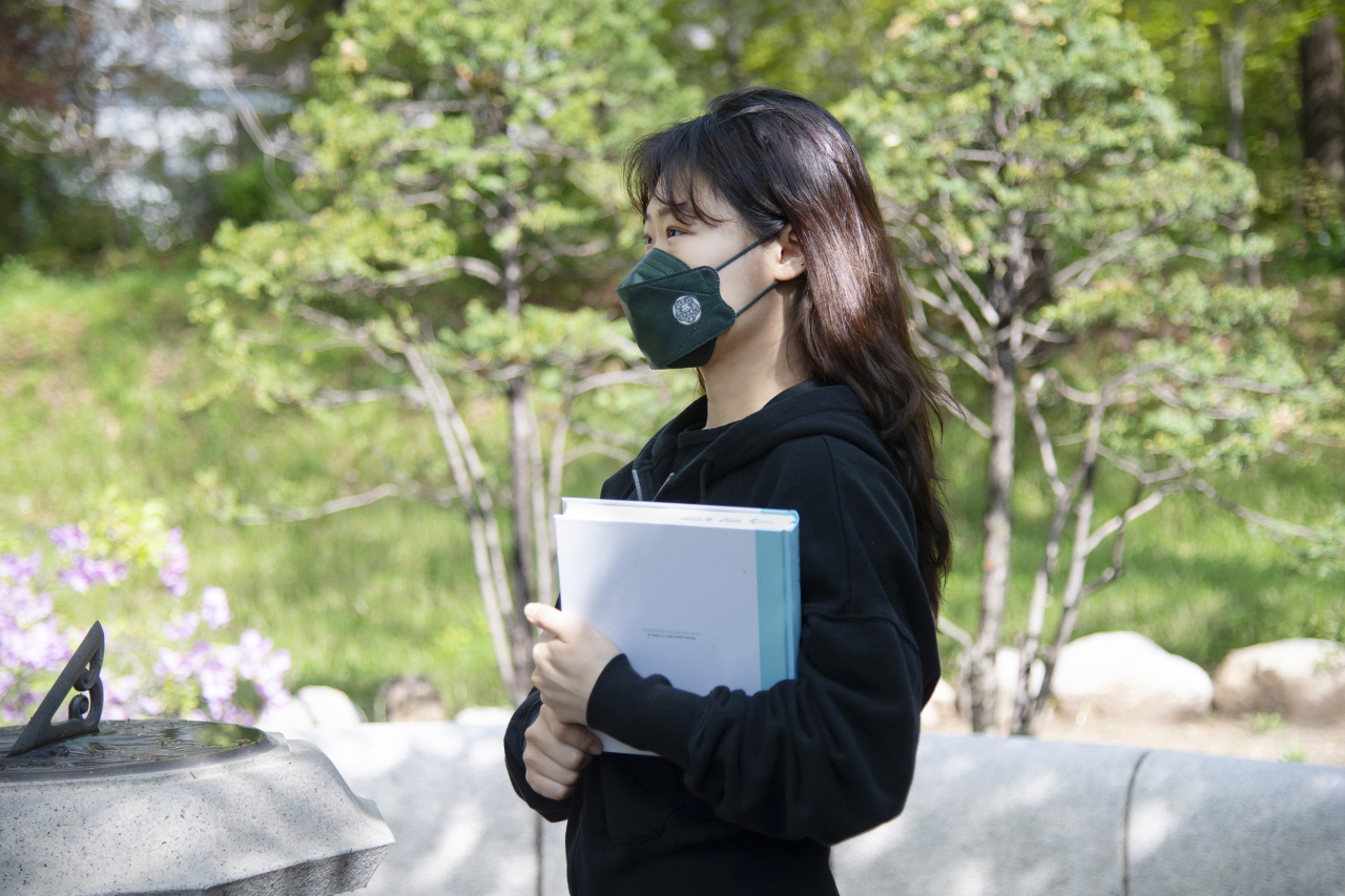 지난 13일 이화여대가 신종 코로나바이러스 감염증(코로나19) 장기화 상황에 지친 학생들을 위해 재학생 전원에게 학교 고유 상징색인 그린색 마스크를 배부했다. [이화여대 제공]