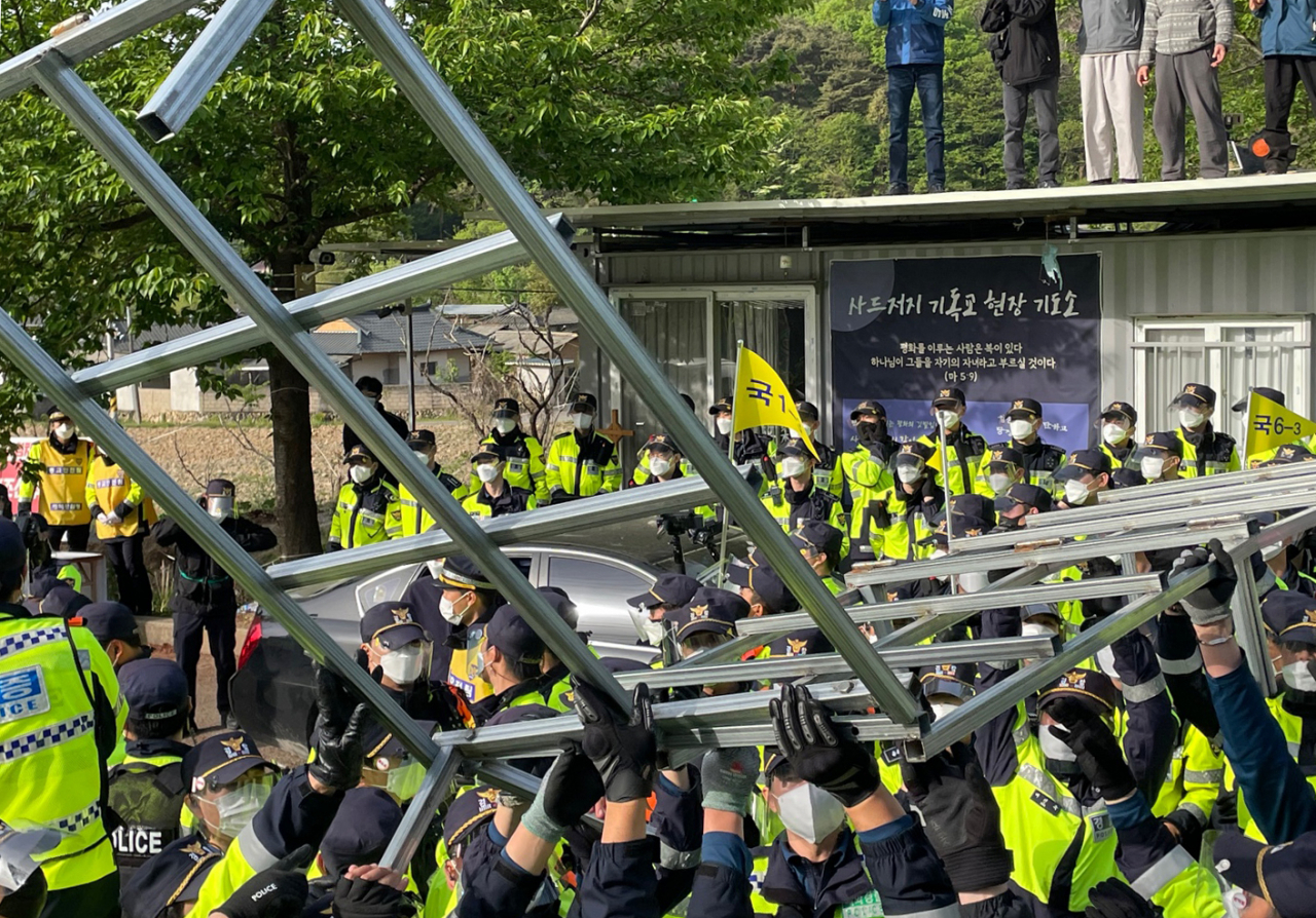 28일 오전 사드(THAAD·고고도미사일방어체계)기지 입구인 경북 성주군 초전면 소성리 마을회관 앞 도로에서 경찰이 연좌시위 중인 사드 반대단체 회원 및 주민 50여명을 강제 해산하고 있다. [연합]