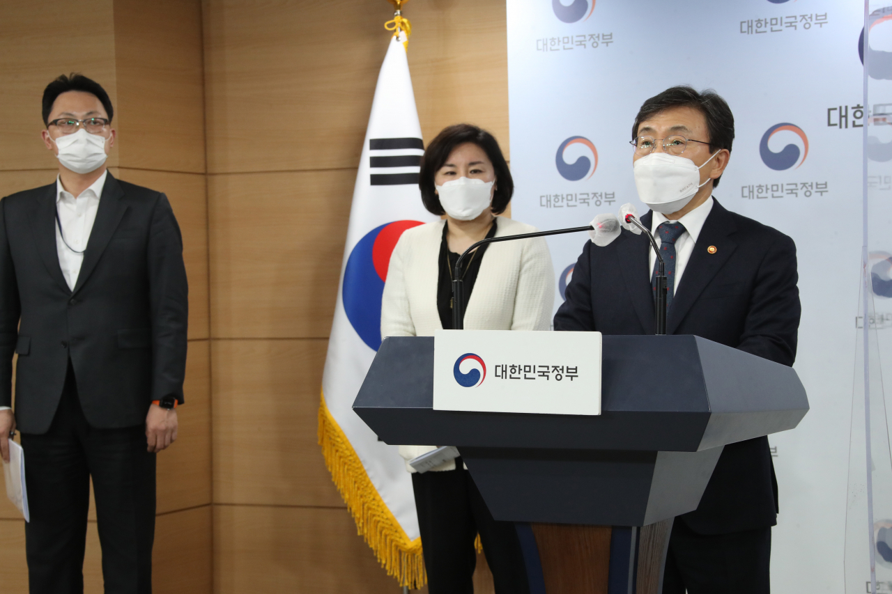 권덕철 백신도입 TF 팀장(보건복지부 장관, 오른쪽)이 27일 오후 정부서울청사 브리핑실에서 노바백스 CEO 면담 결과 등을 발표하고 있다. 연합뉴스