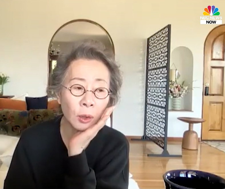 배우 윤여정이 영화 '미나리' 순자 표정 연기를 위해 입안에 육포를 넣어 연기했다는 설명을 하고 있다. [NBC방송 캡처]