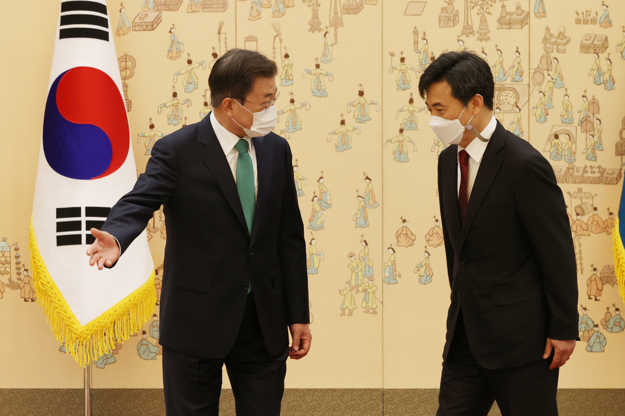 문재인 대통령(왼쪽)이 23일 오후 청와대에서 이현주 변호사에게 세월호참사 진상규명 특별검사 임명장을 수여한 뒤 환담장으로 이동하고 있다. [연합]