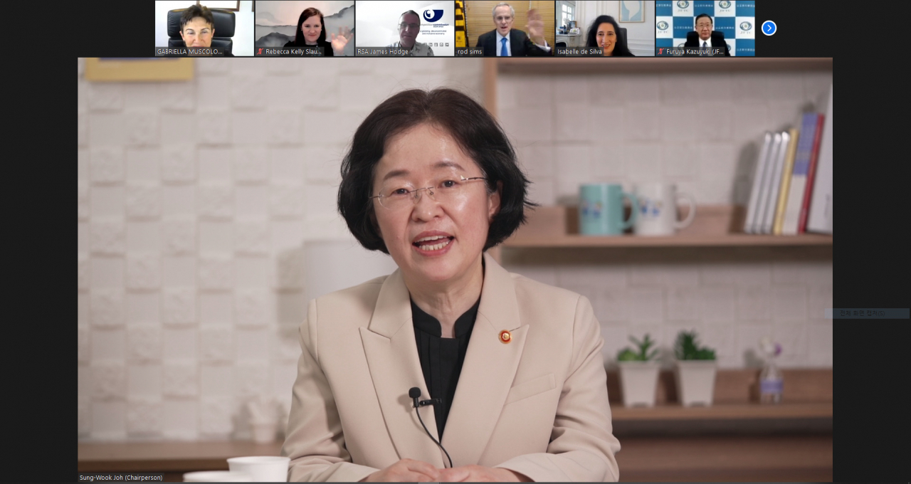세계 주요국 경쟁당국 사이에서 디지털 시장을 대상으로 한 법 집행사례를 공유하자는 제안이 나왔다. 28일 공정위에 따르면 조성욱 공정거래위원장은 전날 경쟁당국 간 국제회의에 화상으로 참석했다. 영국 측은 자리에서 디지털 시장에 대한 법 집행에 있어 경쟁당국 간의 협력 강화가 필요하다고 강조했다. 이에 조 위원장은 공감의사를 밝혔다. [공정거래위원회]