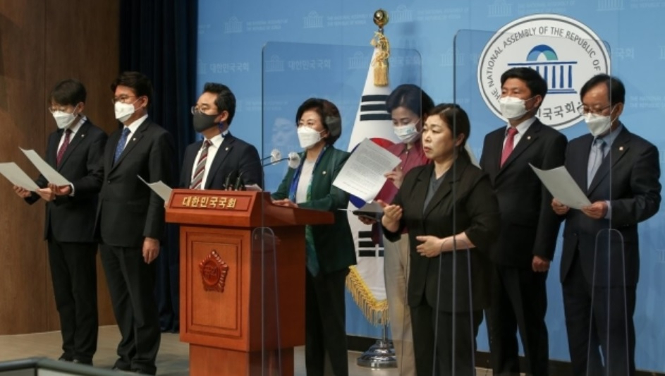 더불어민주당 초선의원들이 27일 국회 소통관에서 코로나19 손실보상 관련 기자회견을 하고 있다.[이상섭 기자]