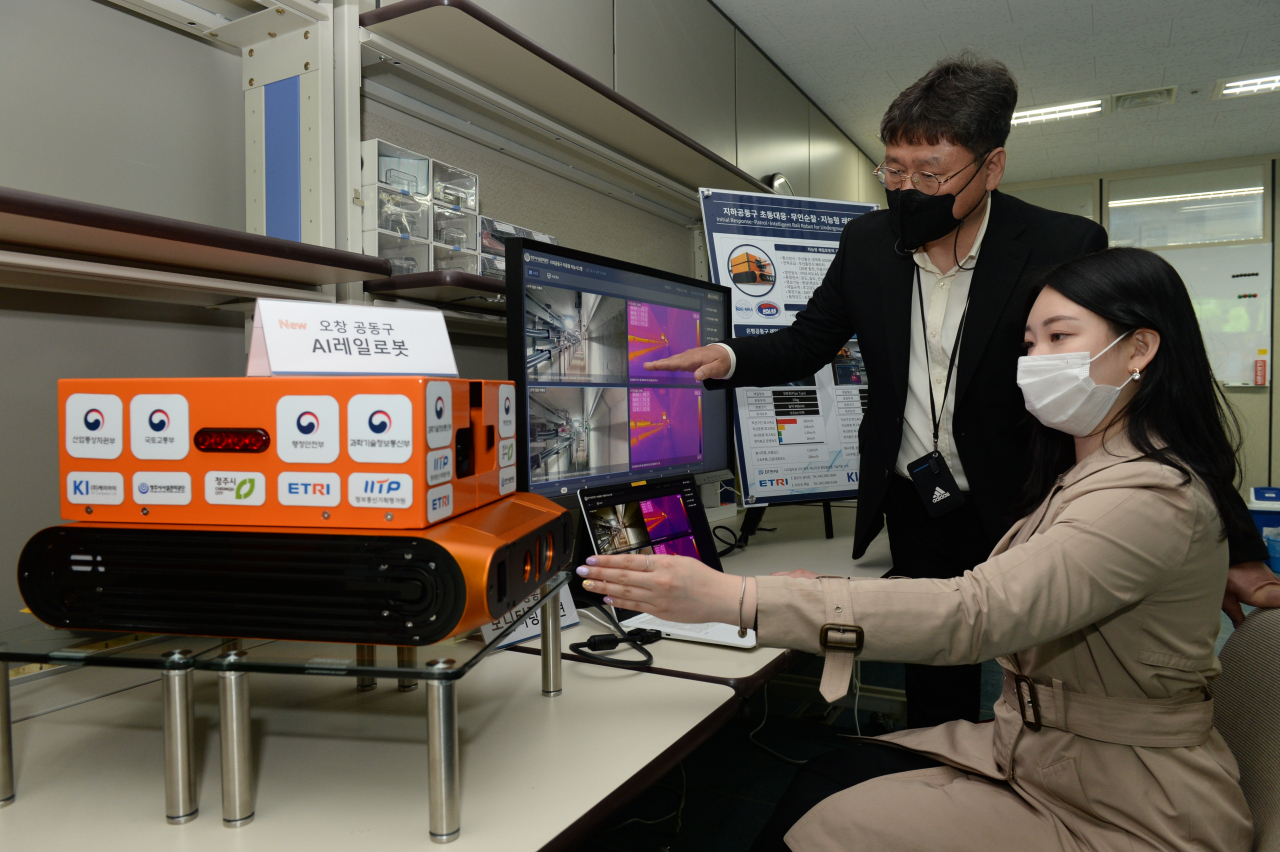 ETRI 연구진이 청주 오창 공동구에 설치된 AI 레일 로봇이 촬영한 영상을 점검하고 있는 모습.[ETRI 제공]