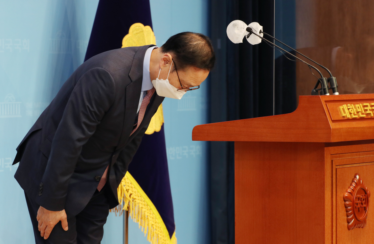 더불어민주당 당대표 경선에 나선 홍영표 의원이 28일 서울 여의도 국회 소통관에서 '국민과 당원께 드리는 호소' 기자회견을 마친 뒤 인사하고 있다. 이상섭 기자