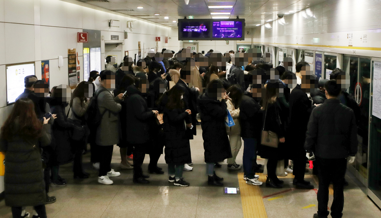 경기도 김포시 고촌읍 김포도시철도 고촌역 승강장이 전동차를 타려는 시민들로 가득 차 있다. [연합]