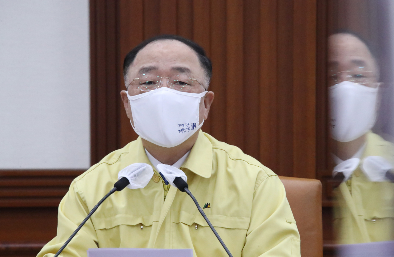 홍남기 국무총리 직무대행이 28일 정부서울청사에서 열린 코로나19 대응 중앙재난안전대책본부회의에서 발언하고 있다. [연합]