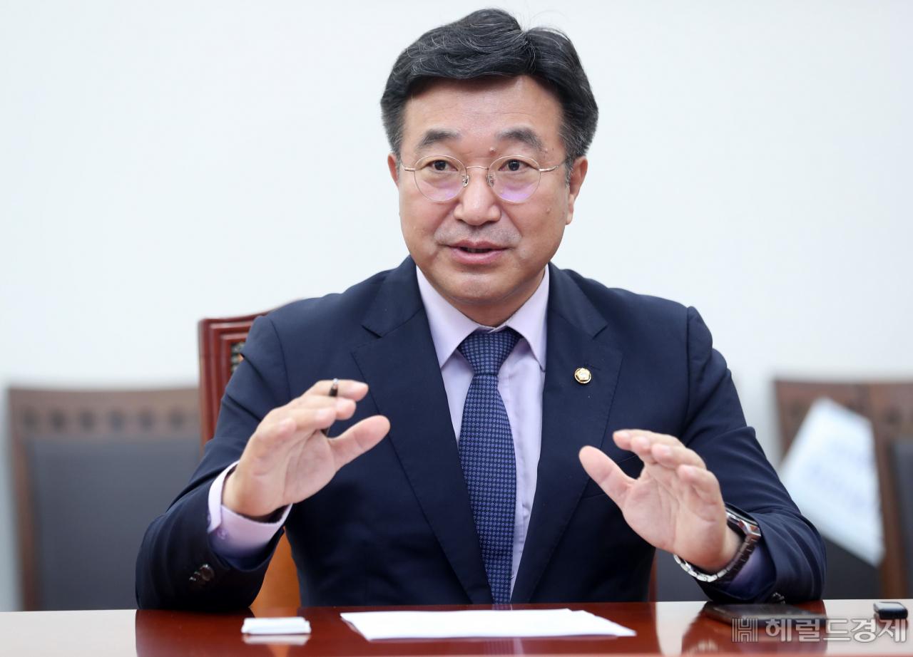 윤호중 더불어민주당 비상대책위원장 겸 원내대표가 지난 27일 국회 본관에서 헤럴드경제와 인터뷰를 통해 가상자산 논란, 부동산 정책 등 각종 현안에 대해 이야기하고 있다. 이상섭 기자/babtong@heraldcorp.com