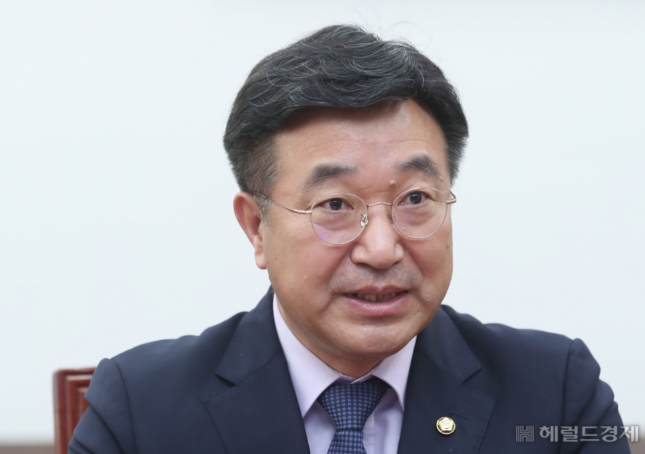 윤호중 더불어민주당 비상대책위원장 겸 원내대표가 지난 27일 국회 본관에서 헤럴드경제와 인터뷰를 통해 가상자산 논란, 부동산 정책 등 각종 현안에 대해 이야기하고 있다. 이상섭 기자/babtong@heraldcorp.com