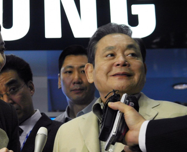 2012년 1월 미국 라스베이거스에 열린 세계 최대 IT·가전전시회 'CES 2012'에 참관한 이건희 삼성 회장. [삼성 제공]