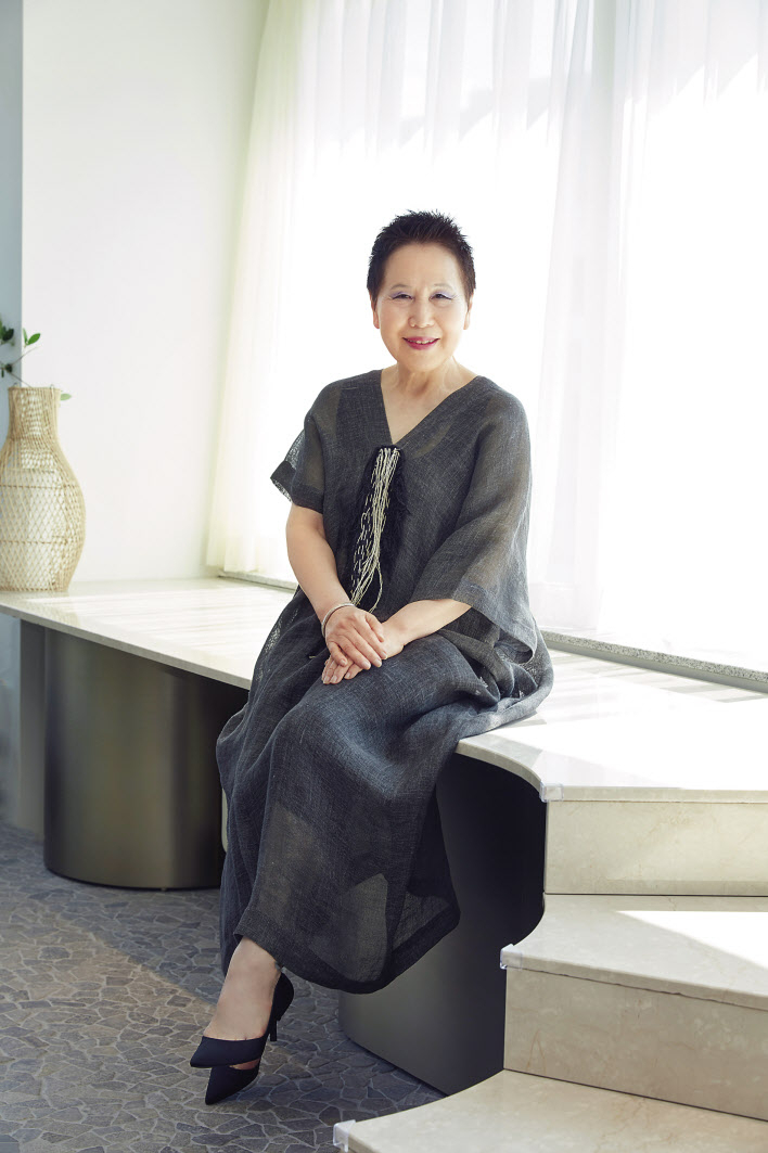 2003년 처음 ‘해롤드와 모드’를 만나 “여든까지 이 연극을 하겠다”던 배우 박정자의 다짐이 현실이 됐다. 지금까지 여섯 번의 모드를 연기한 그는 오는 5월 일곱 번째이자, 마지막 모드로 관객 앞에 선다. 박정자는 “시간이 이렇게 빨리 갈 줄 몰랐다”며 “여든이 돼 만난 모드는 더 특별하다”고 말했다. [신시컴퍼니 제공]