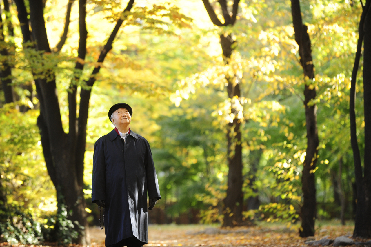 산책중인 고 정진석 추기경. 서울대교구 제공