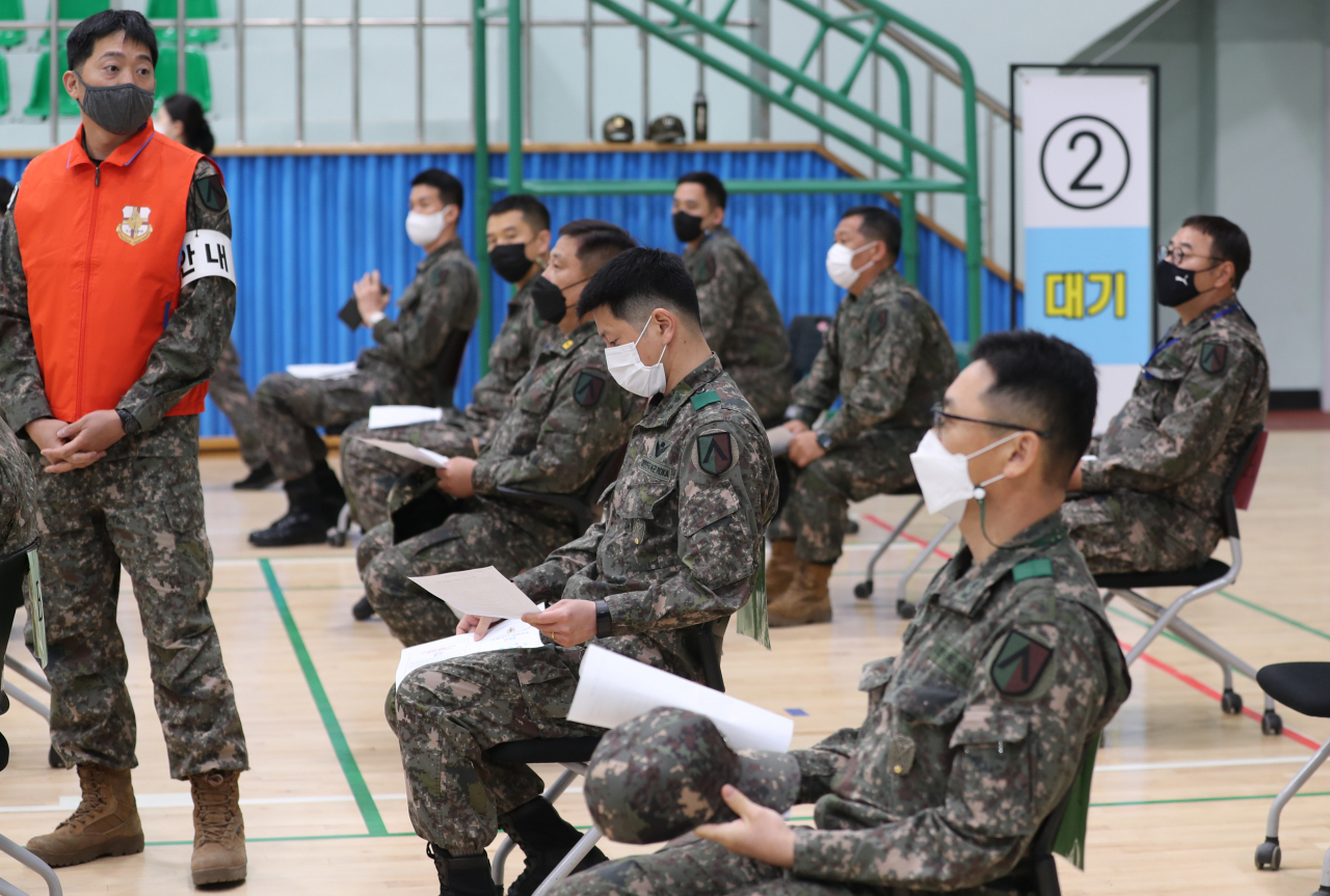 국방부는 지난달 28일부터 군 내 30세 이상 장병들을 대상으로 코로나19 예방백신 접종을 시작했다. 최근 군 부대에서 코로나19 방역을 이유로 격리된 장병들에게 부실한 식단이 제공됐다는 폭로에 이어 코로나19 후유증 치료가 제대로 이뤄지지 않고 있다는 주장이 제기되고 있다. [국방일보 제공]
