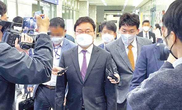 무소속 이상직 의원(전북 전주을)이 27일 오후 영장심사를 마치고 법원을 빠져나가고 있다. [연합]