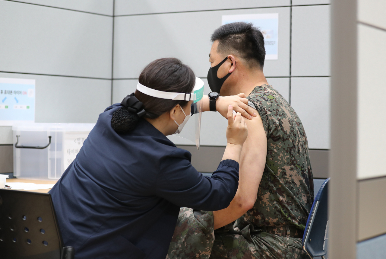 30세 이상 군 장병을 대상으로 한 코로나19 백신 접종이 시작된 28일 경기도 성남시 국군수도병원에 마련된 예방접종센터에서 육군 수도군단 장병이 백신을 맞고 있다. [국방일보 제공. 재판매 및 DB 금지] [연합]