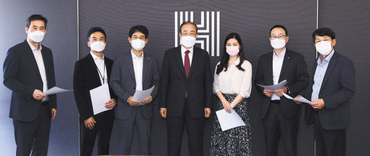 ‘2021년 헤럴드경제 자본시장 대상’ 심사위원회가 지난 27일 오후 서울 용산구 헤럴드스퀘어 4층 대회의실에서 개최됐다. 이날 심사위원회에서 미래에셋증권이 자본시장대상에 선정됐고, KB증권(자산관리대상), 한국투자증권·대신증권(IB대상, 공동수상), 하나금융투자(투자상품대상), 키움증권(e플랫폼상), 삼성증권(e콘텐츠대상), 신한금융투자(해외투자대상), NH투자증권(ESG대상)이 수상의 영예를 안았다. 사진 왼쪽부터 이경식 금융감독원 자본시장감독국장, 황세운 자본시장연구원 선임연구위원, 송영훈 한국거래소 유가증권시장본부장보, 윤계섭 서울대 명예교수(심사위원장), 김미정 금융위원회 자본시장과 서기관, 이창화 금융투자협회 증권선물부문대표, 김형곤 헤럴드경제 편집국장. 박해묵 기자