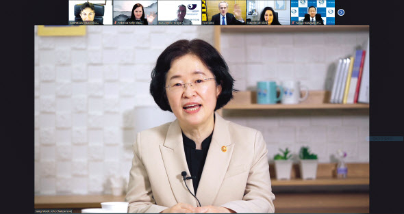 세계 주요국 경쟁당국 사이에서 디지털 시장을 대상으로 한 법 집행사례를 공유하자는 제안이 나왔다. 28일 공정위에 따르면 조성욱 공정거래위원장은 전날 경쟁당국 간 국제회의에 화상으로 참석했다. 영국 측은 자리에서 디지털 시장에 대한 법 집행에 있어 경쟁당국 간의 협력 강화가 필요하다고 강조했다. 이에 조 위원장은 공감의사를 밝혔다. [공정거래위원회 제공]