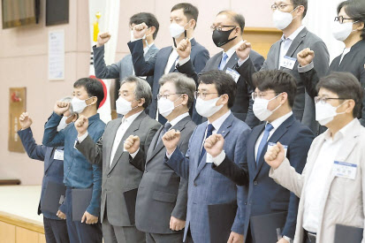 여권의 유력 주자인 이재명 경기도지사의 대권 행보가 갈수록 빨라지고 있다. 이 지사는 전날 ‘경기도 기본주택 정책자문위원회 위촉식’(사진)에 이어 28일엔 역시 도가 주최하는 ‘2021 대한민국 기본소득 박람회’에 참석했다. [연합]