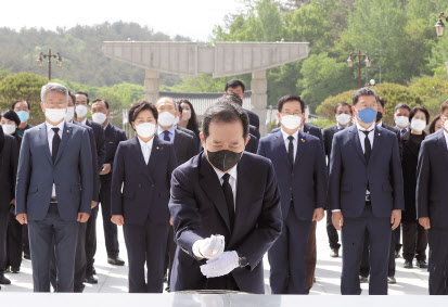 정세균 전 국무총리가 28일 오전 광주 북구 국립 5·18 민주묘지를 참배하고 있다. [연합]