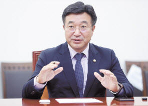 윤호중 더불어민주당 비상대책위원장 겸 원내대표가 지난 27일 국회 본관에서 헤럴드경제와 인터뷰를 통해 각종 현안에 대해 이야기하고 있다. 이상섭 기자