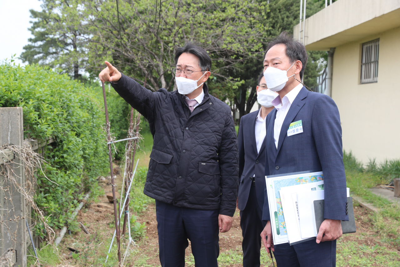 김현준 한국토지주택공사(LH) 사장(왼쪽)이 취임 후 첫 현장 행보로 투기의혹이 최초로 제기된 광명·시흥지구 현장을 28일 방문한 모습. [한국토지주택공사(LH) 제공]