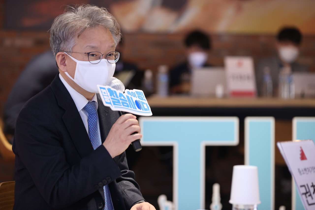 권칠승 중소벤처기업부 장관이 28일 팁스타운에서 스타트업 대표들과 간담회를 갖고 있다.[중소벤처기업부 제공]