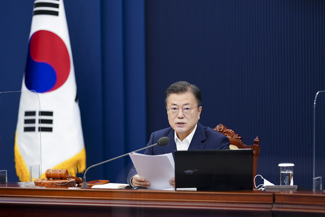 문재인 대통령이 지난 27일 청와대 여민관에서 열린 제18회 국무회의에서 발언하고 있다. [청와대 제공]